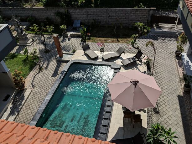 Imagen de la piscina del Hotel Serangan Inn Mimba. Foto 29