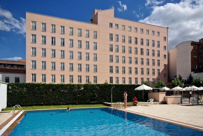 Imagen de la piscina del Hotel Sercotel Alcalá 611. Foto 12