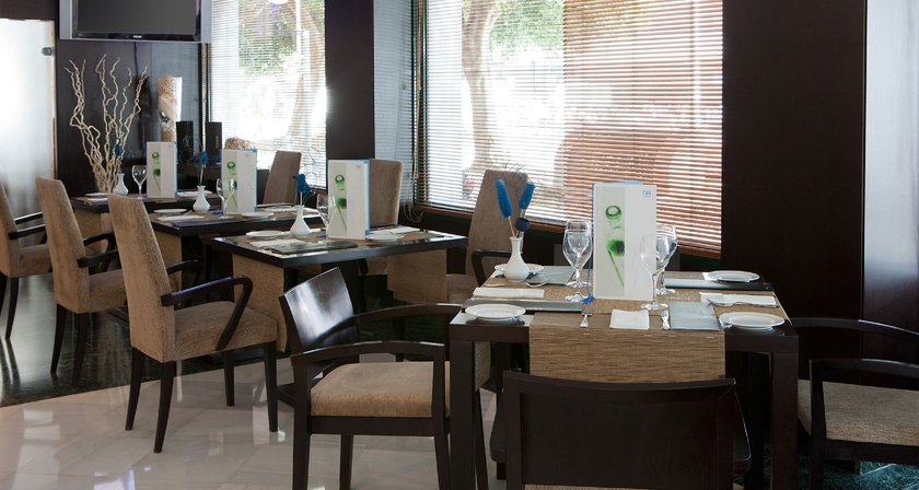 Imagen del bar/restaurante del Hotel Sercotel Amistad Murcia. Foto 5