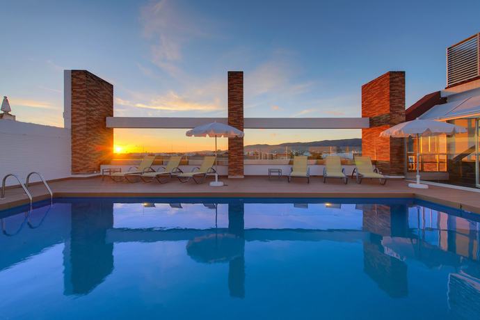 Imagen de la piscina del Hotel Sercotel Córdoba Medina Azahara. Foto 15