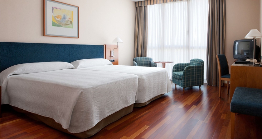 Imagen de la piscina del Hotel Sercotel Cornella Barcelona. Foto 11