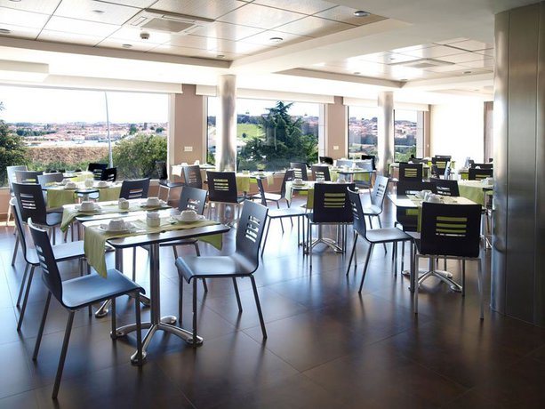 Imagen del bar/restaurante del Hotel Sercotel Cuatro Postes. Foto 2