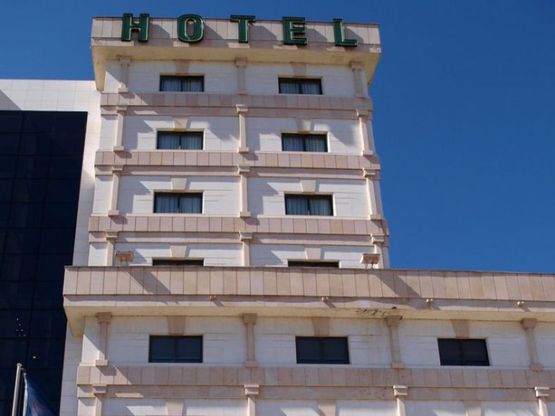 Imagen de los exteriores del Hotel Sercotel Cuatro Postes. Foto 11