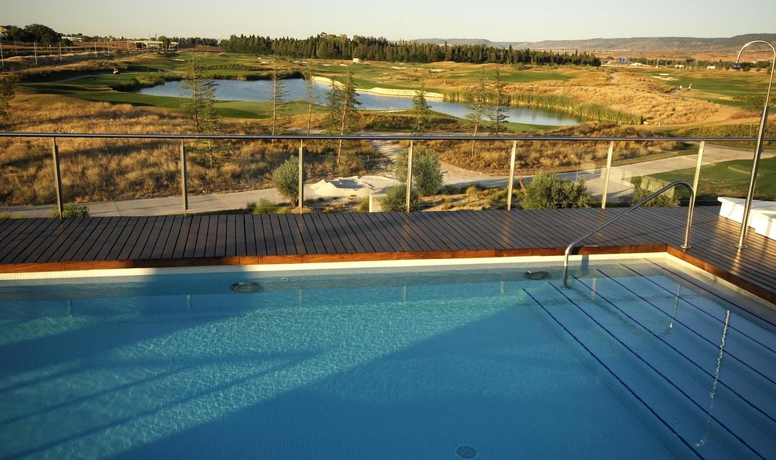 Imagen de la piscina del Hotel Sercotel El Encin Golf. Foto 4