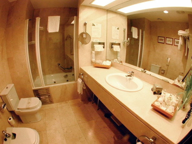 Imagen de la habitación del Hotel Sercotel Gran Conde Duque. Foto 4