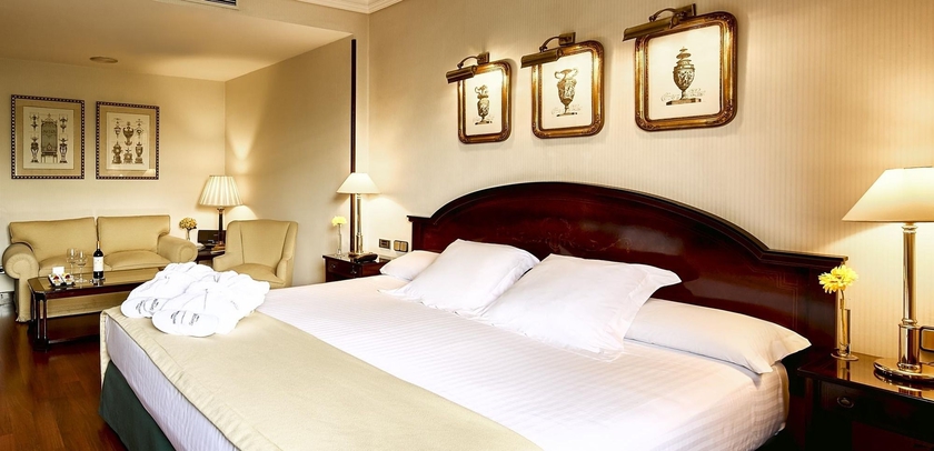 Imagen de la habitación del Hotel Sercotel Gran Conde Duque. Foto 6