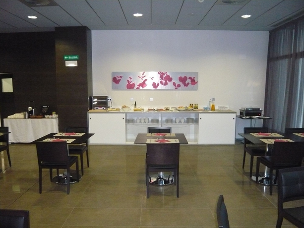 Imagen del bar/restaurante del Hotel Sercotel Hola Tafalla. Foto 2