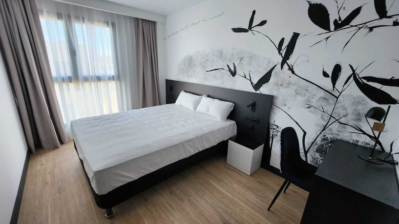 Imagen de la habitación del Hotel Sercotel Plana Suites. Foto 4