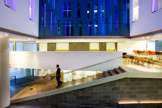 Imagen de los interiores del Hotel Sercotel Rosellon. Foto 16