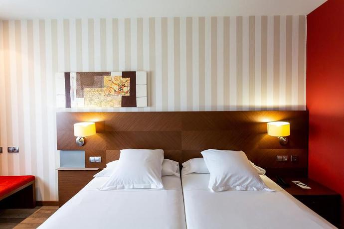 Imagen de la habitación del Hotel Sercotel las Artes Pinto. Foto 5