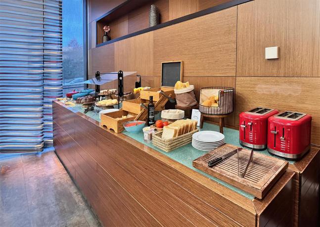 Imagen del bar/restaurante del Hotel Sercotel las Artes Pinto. Foto 3