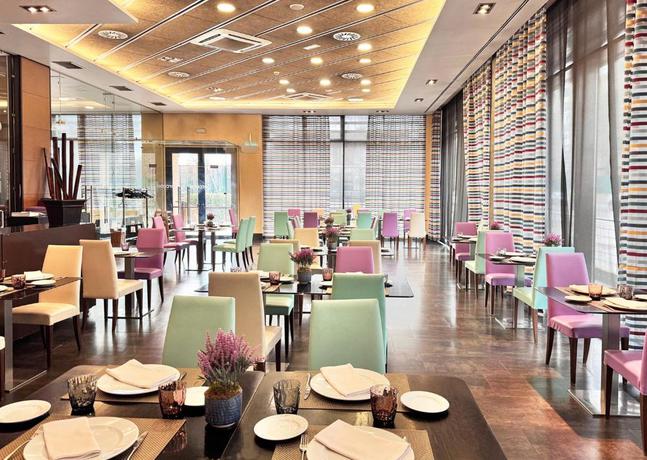 Imagen del bar/restaurante del Hotel Sercotel las Artes Pinto. Foto 4