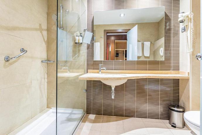 Imagen de la habitación del Hotel Sercotel las Artes Pinto. Foto 10