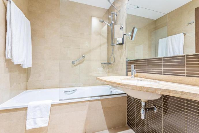 Imagen de la habitación del Hotel Sercotel las Artes Pinto. Foto 11