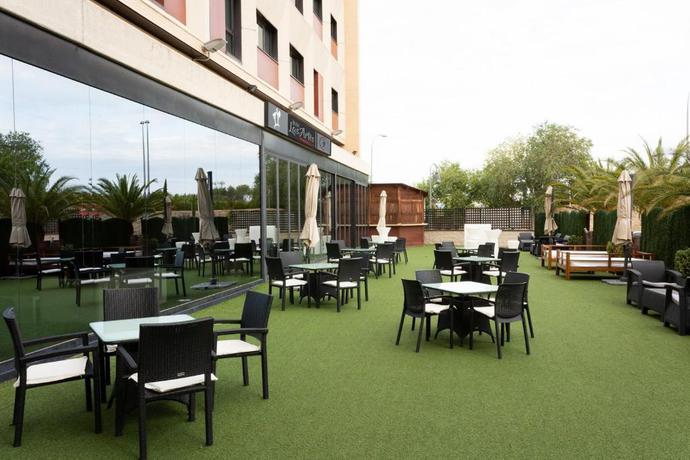 Imagen de los exteriores del Hotel Sercotel las Artes Pinto. Foto 15