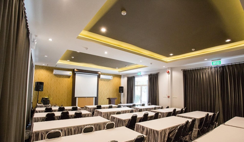 Imagen de los interiores del Hotel Seree Grand Resort. Foto 12