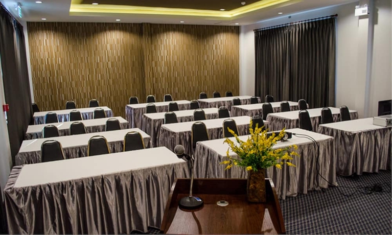 Imagen de los interiores del Hotel Seree Grand Resort. Foto 13