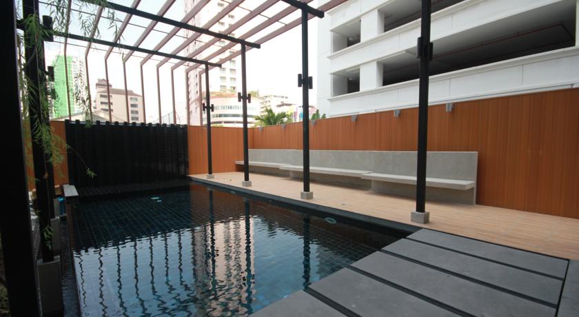 Imagen de la piscina del Hotel Sereine Sukhumvit 39. Foto 4