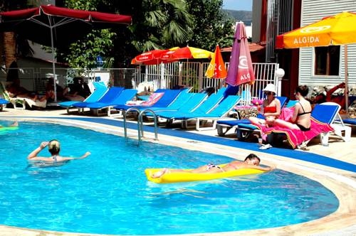 Imagen de la piscina del Hotel Seren Sari. Foto 16