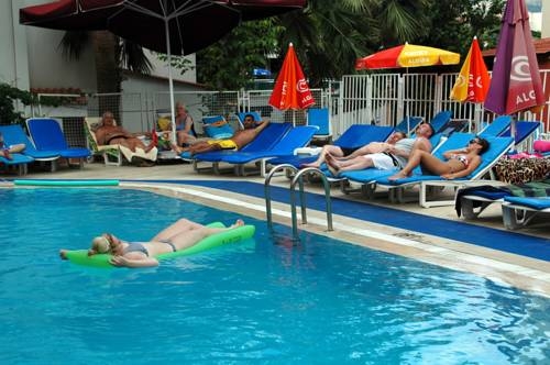 Imagen de la piscina del Hotel Seren Sari. Foto 17