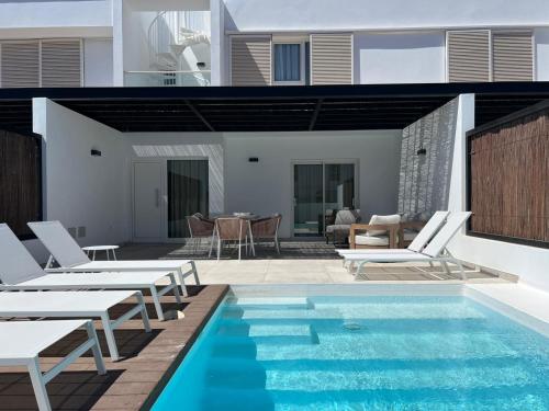 Imagen de la piscina del Hotel Serena Holiday Homes by LIVVO. Foto 7