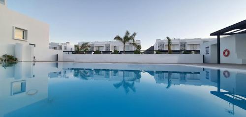 Imagen de la piscina del Hotel Serena Holiday Homes by LIVVO. Foto 9