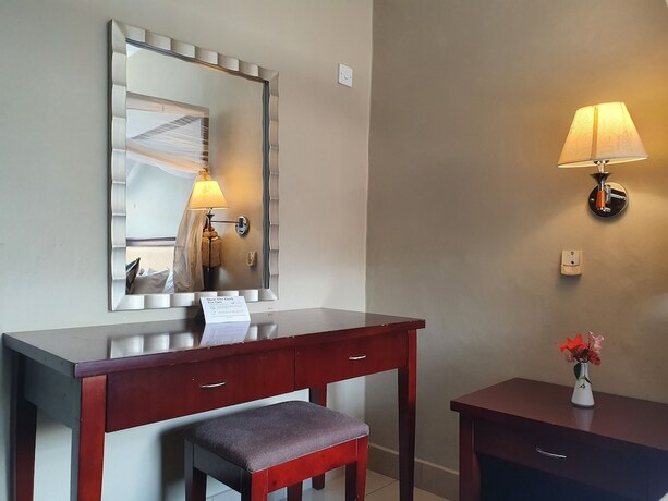 Imagen de la habitación del Hotel Serendib Suites and Conference Center. Foto 23