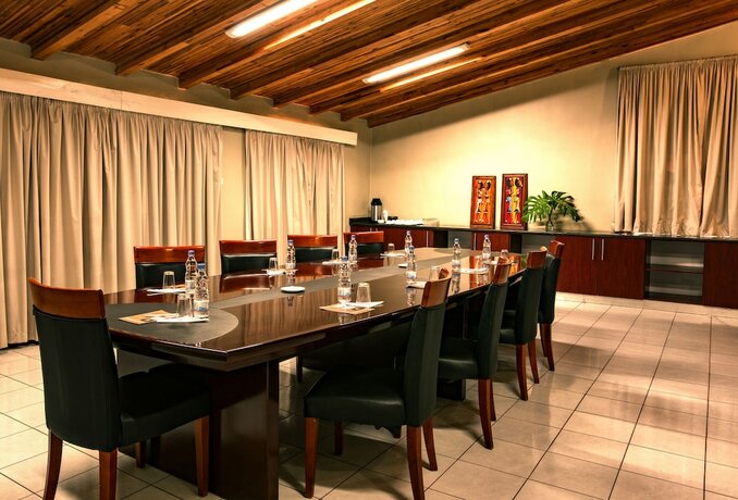 Imagen de los interiores del Hotel Serendib Suites and Conference Center. Foto 25
