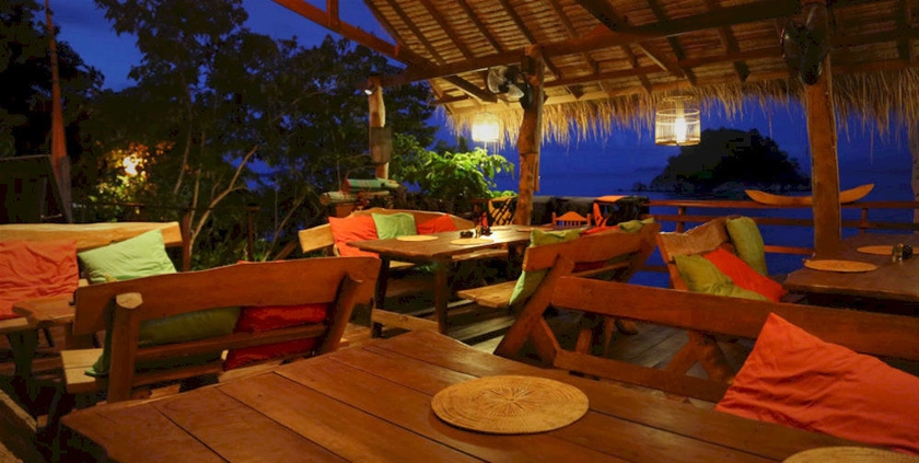 Imagen del bar/restaurante del Hotel Serendipity Beach Resort Koh Lipe. Foto 1