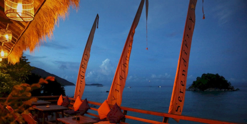 Imagen del bar/restaurante del Hotel Serendipity Beach Resort Koh Lipe. Foto 3