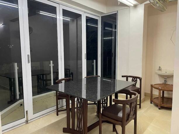 Imagen general del Hotel Serene Lake Castle. Foto 14