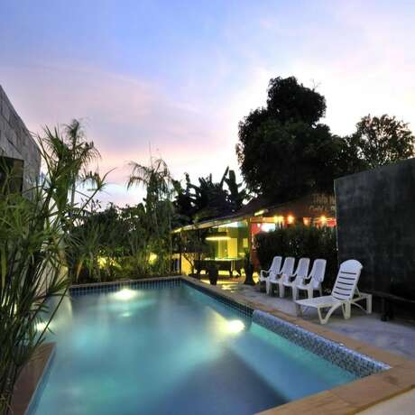 Imagen de la piscina del Hotel Serene Villa. Foto 21