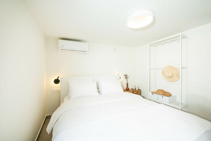 Imagen de la habitación del Hotel Serene seafront villas. Foto 15