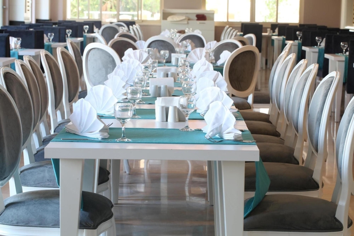 Imagen del bar/restaurante del Hotel Serenis - All Inclusive. Foto 2