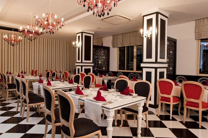 Imagen del bar/restaurante del Hotel Serenis - All Inclusive. Foto 3