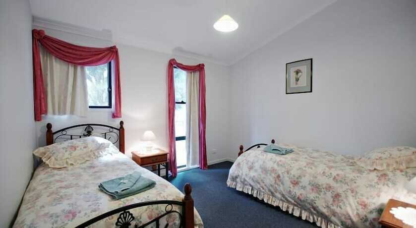 Imagen de la habitación del Hotel Serenity Grove. Foto 13