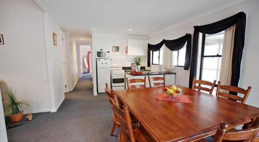 Imagen de la habitación del Hotel Serenity Grove. Foto 16