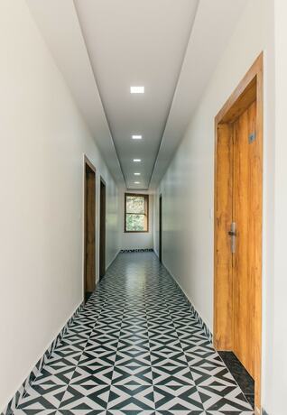 Imagen general del Hotel Serenity Hill Resort And Spa. Foto 11