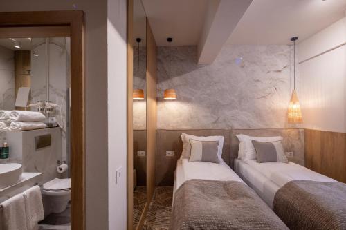 Imagen de la habitación del Hotel Serenity Timisoara. Foto 17