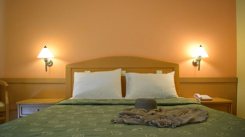 Imagen de la habitación del Hotel Serenity Tolo. Foto 11