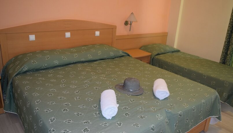 Imagen de la habitación del Hotel Serenity Tolo. Foto 12