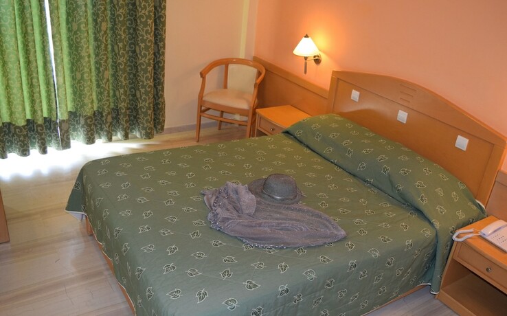 Imagen de la habitación del Hotel Serenity Tolo. Foto 16