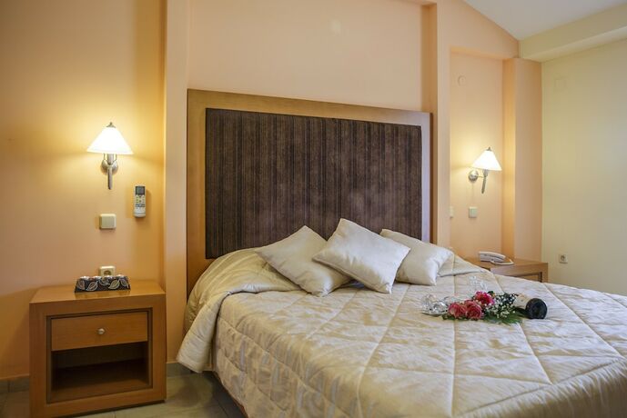 Imagen de la habitación del Hotel Serenity Tolo. Foto 17