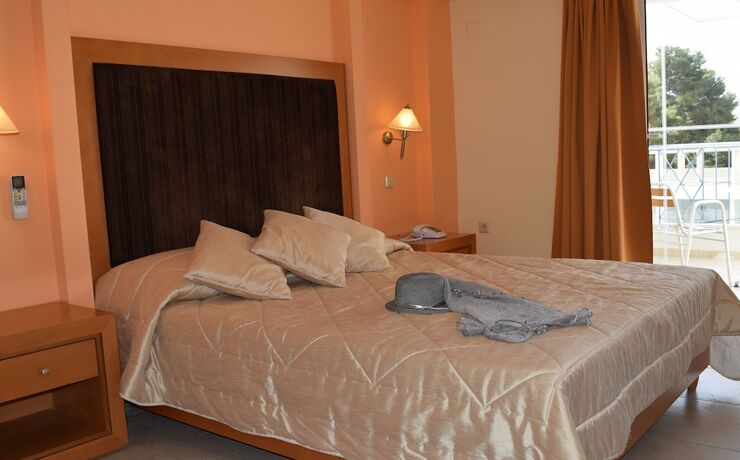 Imagen de la habitación del Hotel Serenity Tolo. Foto 19