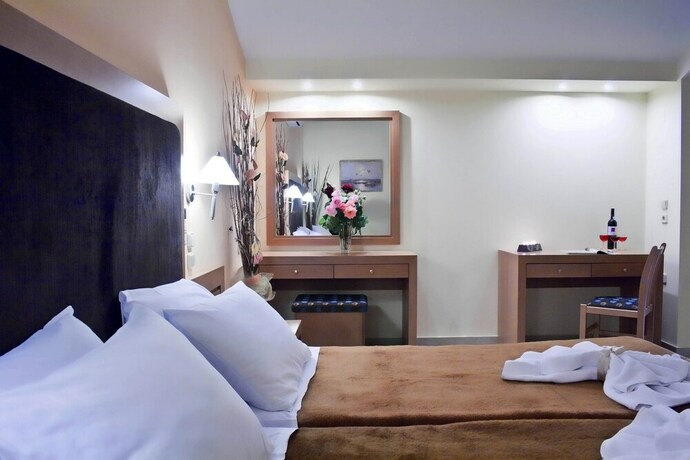 Imagen de la habitación del Hotel Serenity Tolo. Foto 20