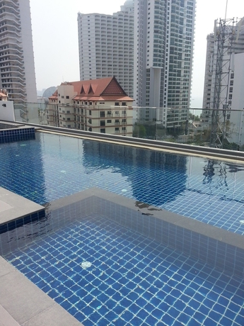 Imagen de la piscina del Hotel Serenity Wongamat Pattaya Studio. Foto 12