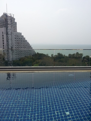 Imagen de la piscina del Hotel Serenity Wongamat Pattaya Studio. Foto 14