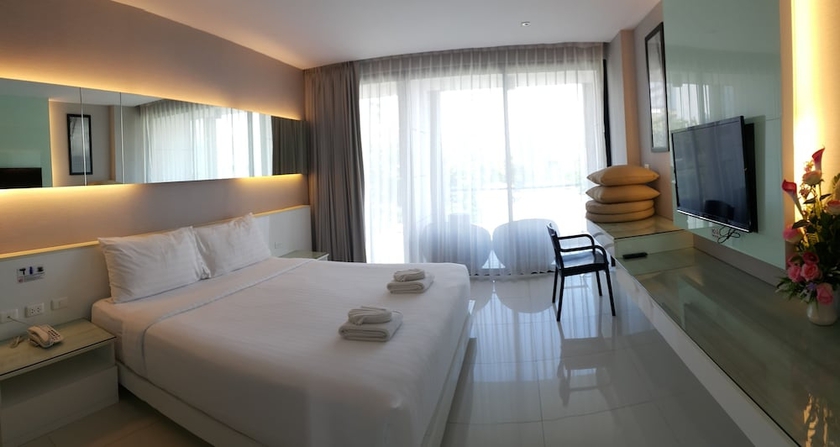 Imagen de la habitación del Hotel Serenotel Pattaya Beach Front. Foto 10