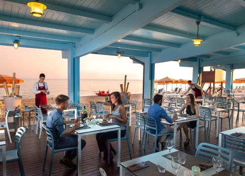 Imagen del bar/restaurante del Hotel Serenusa Resort. Foto 7