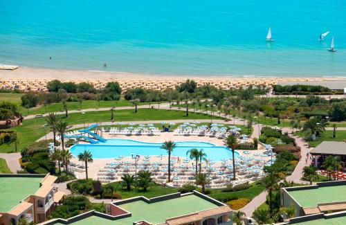 Imagen de la piscina del Hotel Serenusa Resort. Foto 13